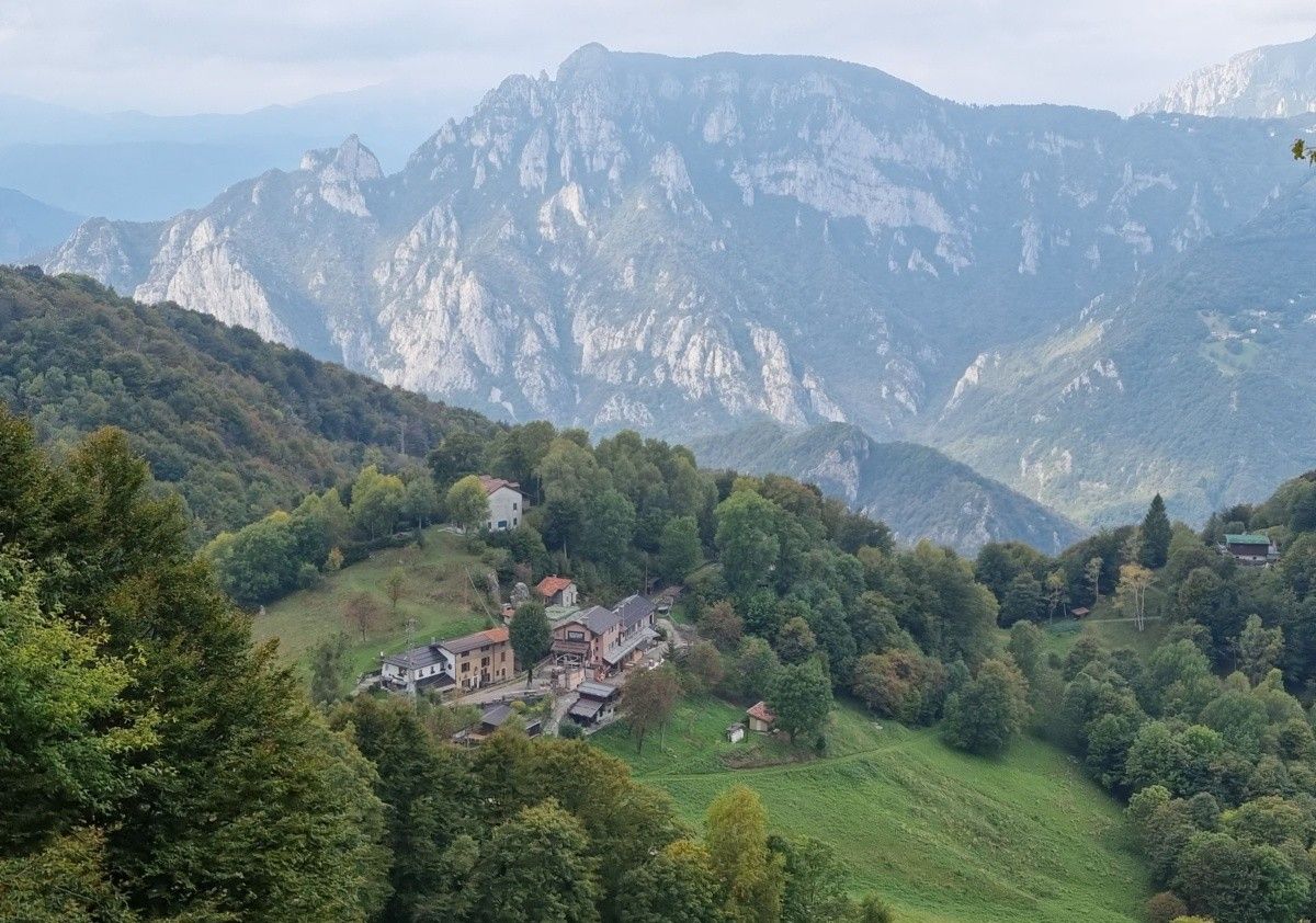 Il Vecchio Borgo d’Erna dal sentiero per il passo del Giuff Il Vecchio Borgo d’Erna dal sentiero per il passo del Giuff