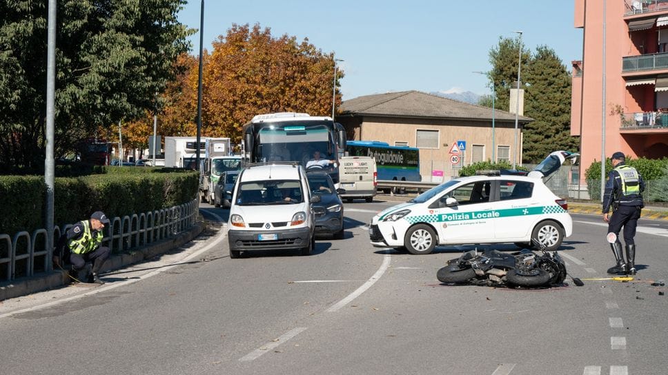 I rilievi della polizia locale: gli agenti hanno ricostruito l’accaduto in via Bergamo a Cologno al Serio: grave un motociclista di 19 anni I rilievi della polizia locale: gli agenti hanno ricostruito l’accaduto in via Bergamo a Cologno al Serio: grave un motociclista di 19 anni