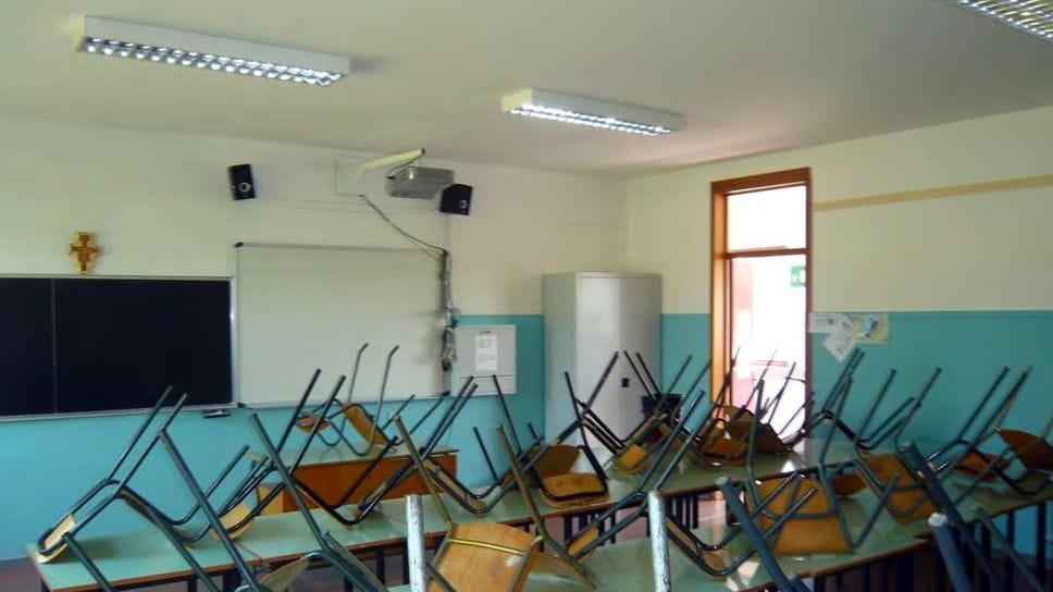 Un’aula della scuola media di Terno d’Isola. Sul soffitto le plafoniere Un’aula della scuola media di Terno d’Isola. Sul soffitto le plafoniere