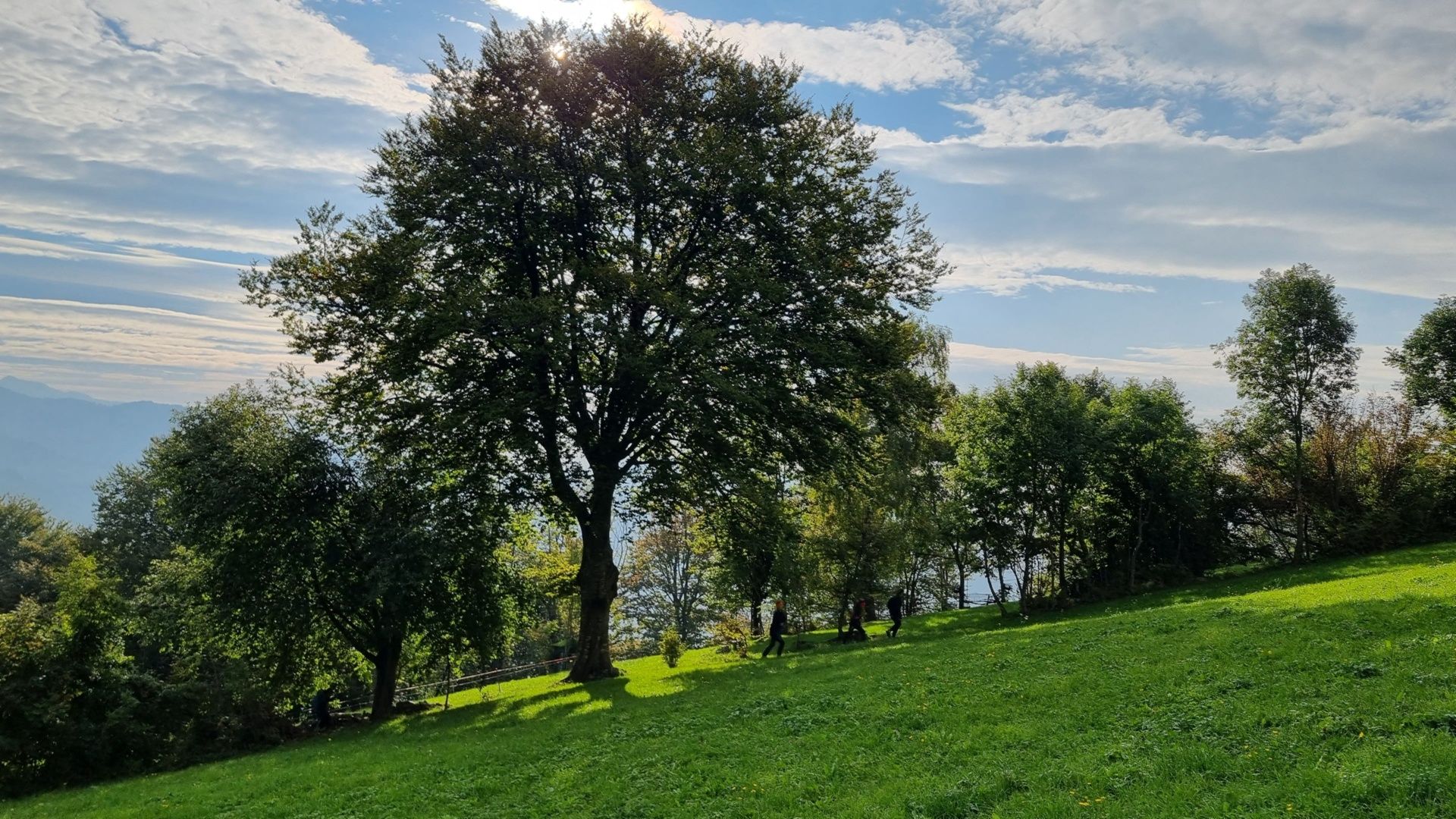 https://storage.ecodibergamo.it/media/photologue/2025/10/25/photos/lanello-del-resegone-un-trekking-con-vista-tra-bergamo-e-lecco_0e84df44-b0c9-11f0-80bb-756a8e6dc121_1920_1080.jpg