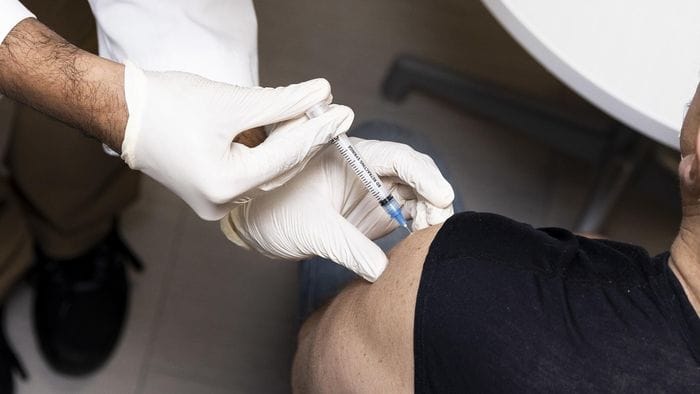 https://storage.ecodibergamo.it/media/photologue/2025/10/26/photos/cache/malanni-di-stagione-per-ora-prevale-il-covid-ma-pochi-si-vaccinano_aa861686-b279-11f0-80bb-756a8e6dc121_1920_1080_v3_large_16_9.jpg