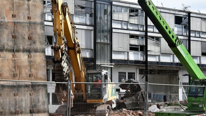 ex sace 232 partita la demolizione in via baioni ecco il video le foto da Ecodibergamo.it ex sace 232 partita la demolizione in via baioni ecco il video le foto