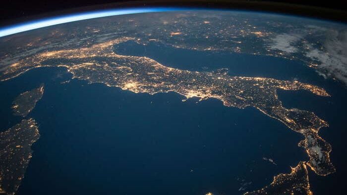 https://storage.ecodibergamo.it/media/photologue/2025/10/27/photos/cache/litalia-della-space-economy-pronta-per-un-ruolo-in-europa_4a86c300-b35c-11f0-a34f-ee5c77997c90_v3_large_16_9.jpg