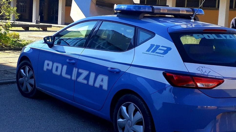 Auto della polizia fuori da una scuola in una foto d’archivio Auto della polizia fuori da una scuola in una foto d’archivio