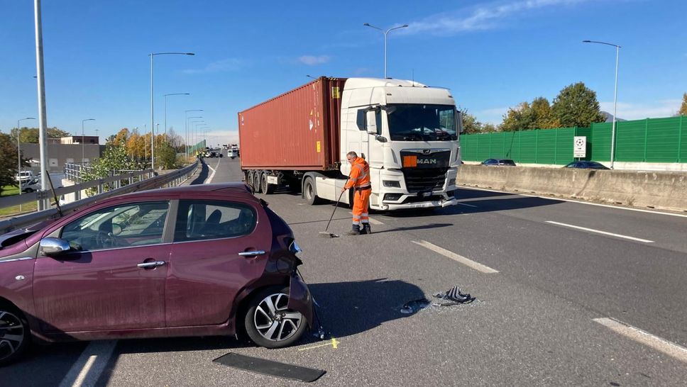 Tir contro auto: tamponamento sull’Asse a Bergamo nella mattinata di lunedì 27 ottobre, due feriti e code