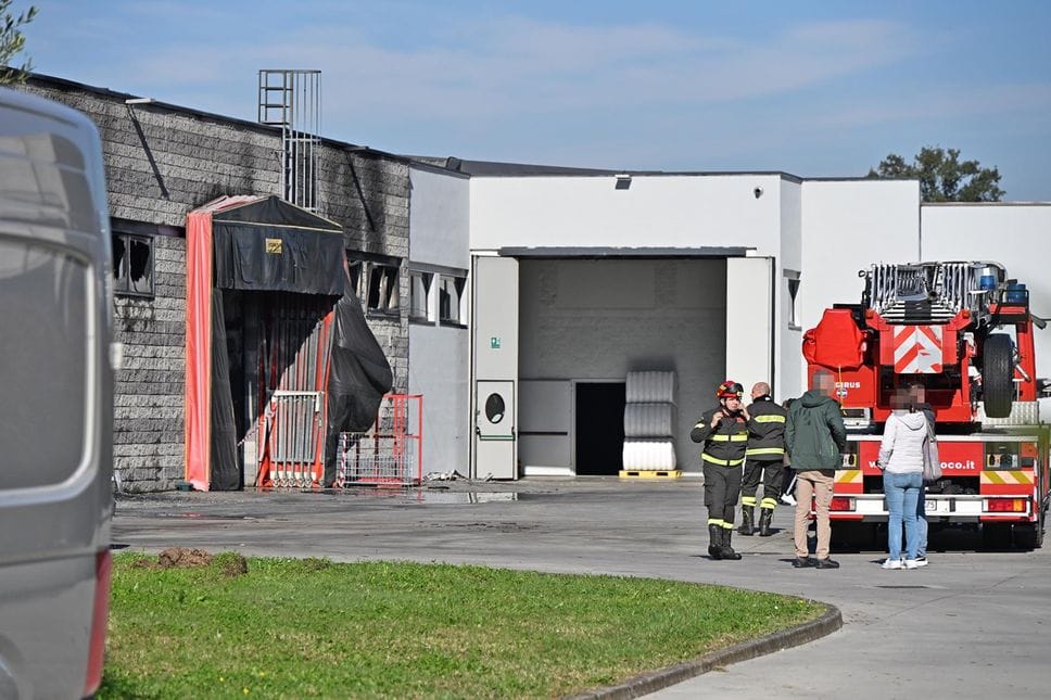 le ultime autobotti hanno smesso di lavorare all’incendio della Fabe di Calcio alle 10 di martedì 28 ottobre le ultime autobotti hanno smesso di lavorare all’incendio della Fabe di Calcio alle 10 di martedì 28 ottobre