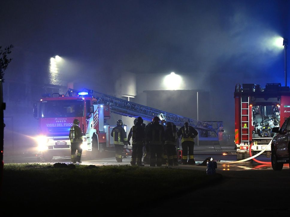 Notte di lavoro per i vigili del fuoco