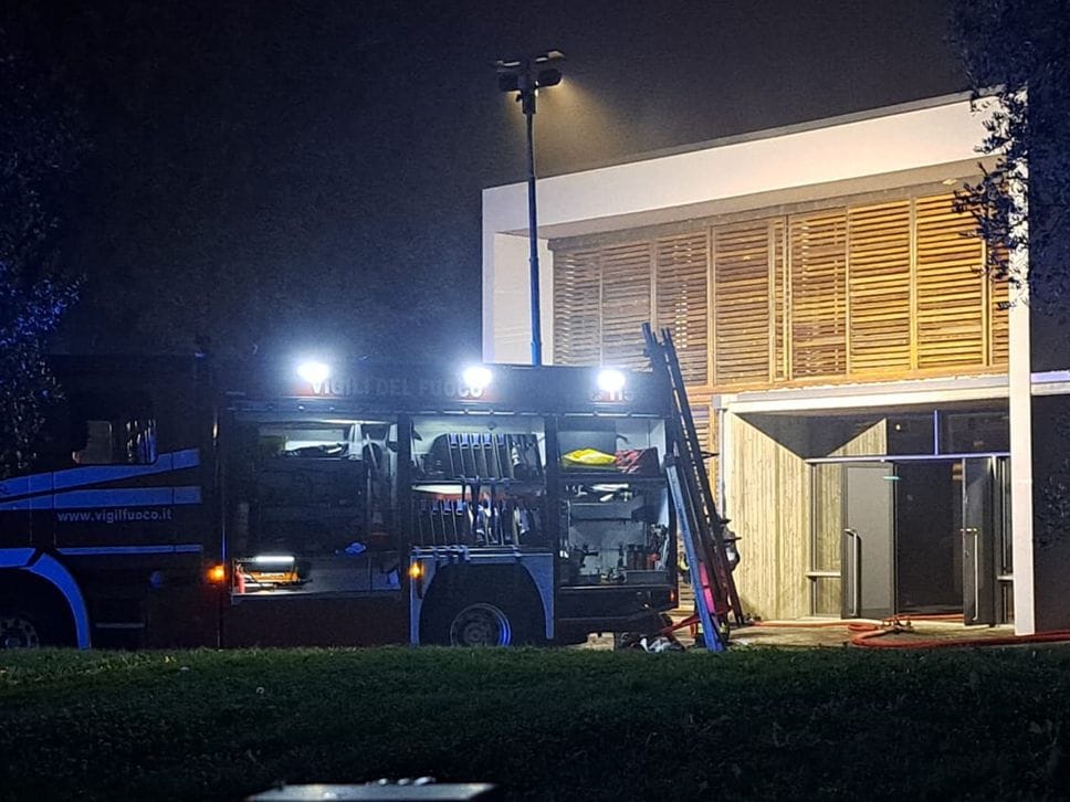 Notte di lavoro per i vigili del fuoco