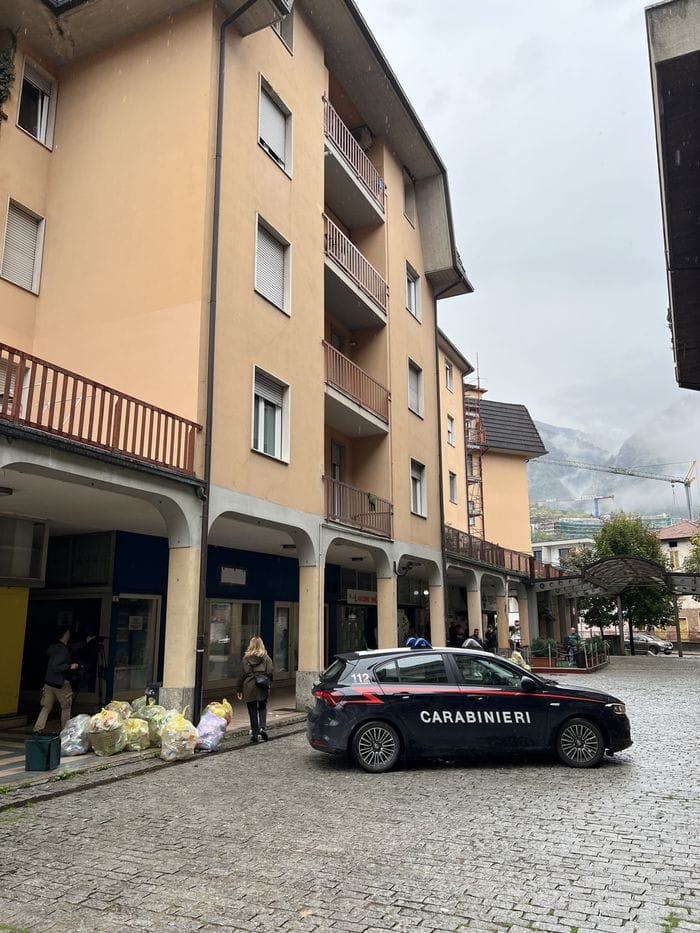 I carabinieri davanti all’ingresso della palazzina di via Nazionale dove è morta a Costa Volpino Sara Centelleghe I carabinieri davanti all’ingresso della palazzina di via Nazionale dove è morta a Costa Volpino Sara Centelleghe