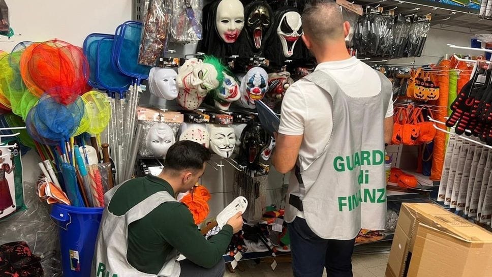Alcuni momenti dei controlli della guardia di finanza di Bergamo su addobbi e decorazioni di Halloween