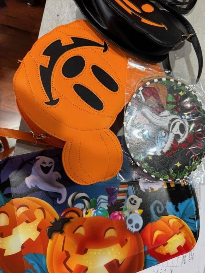 Alcuni momenti dei controlli della guardia di finanza di Bergamo su addobbi e decorazioni di Halloween