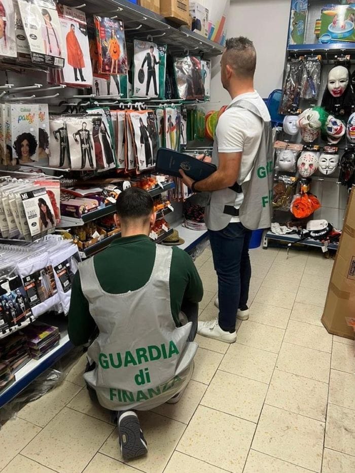 Alcuni momenti dei controlli della guardia di finanza di Bergamo su addobbi e decorazioni di Halloween