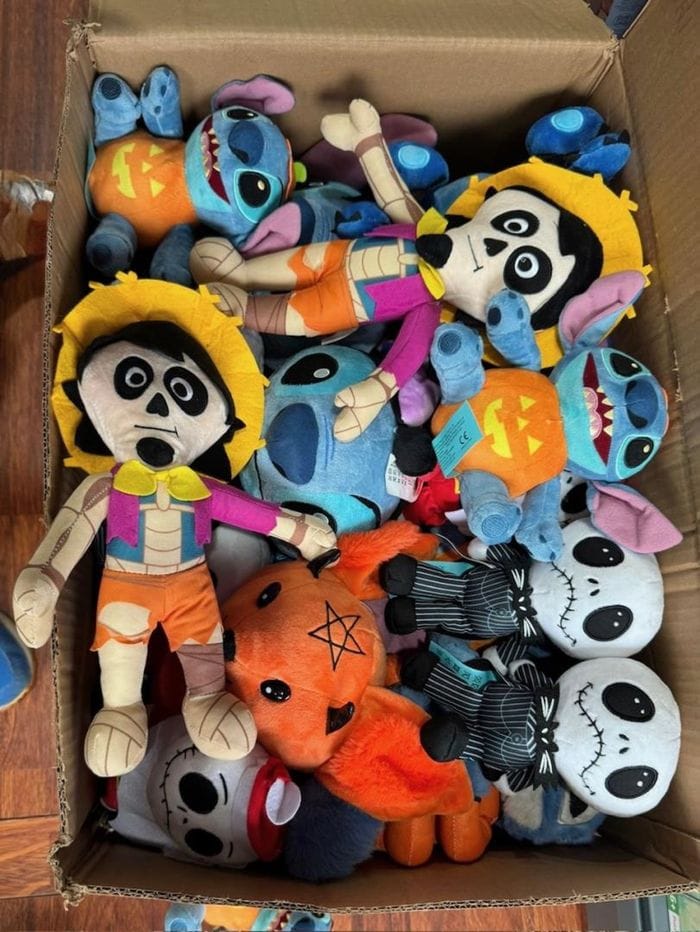 Alcuni momenti dei controlli della guardia di finanza di Bergamo su addobbi e decorazioni di Halloween