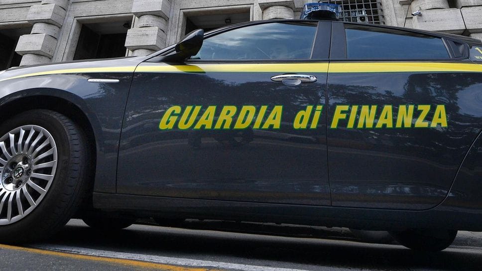 Un’auto della guardia di finanza Un’auto della guardia di finanza