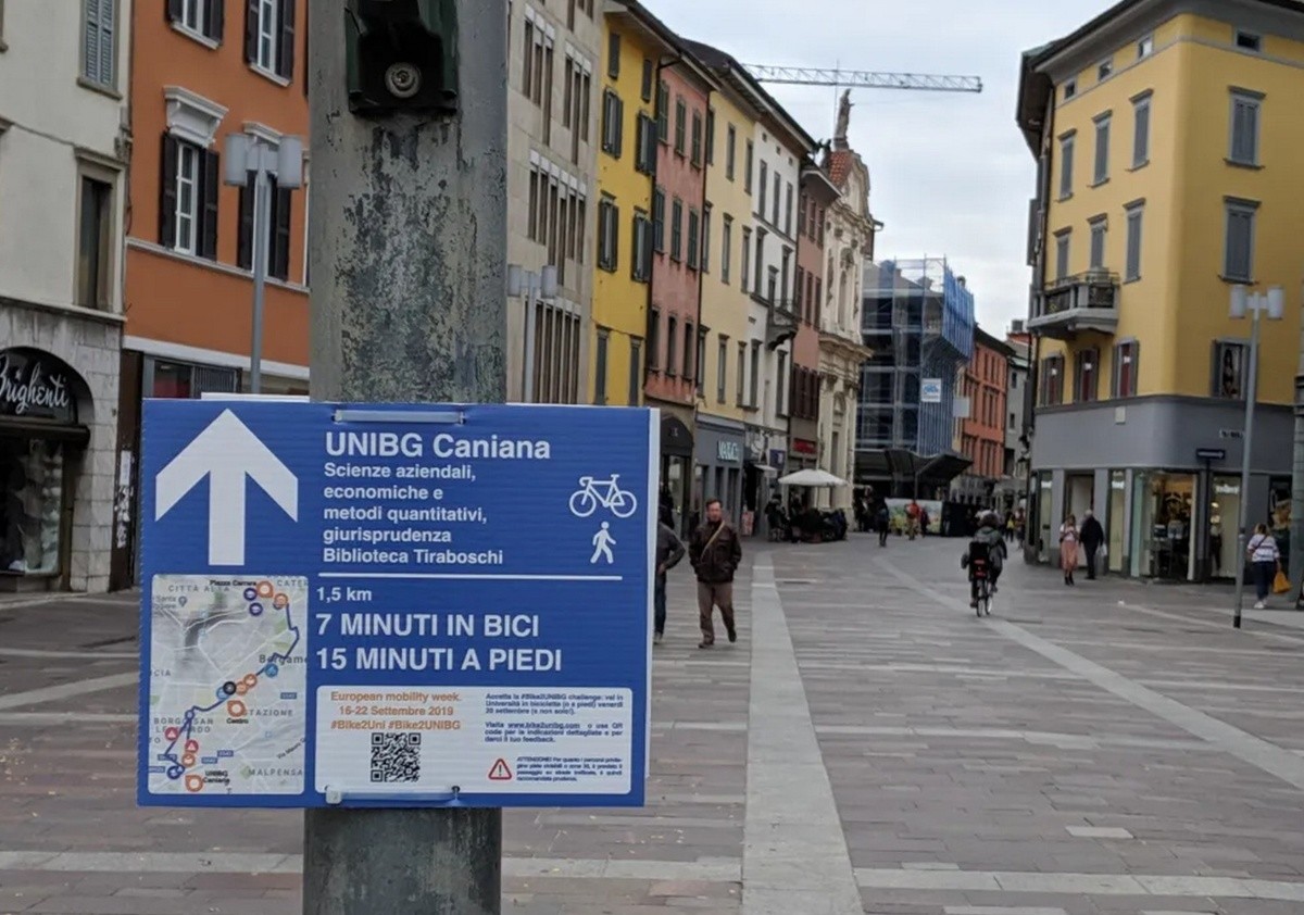 Segnaletica affissa dagli universitari nel 2019 durante la settimana della mobilità