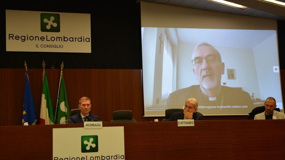 Il Cardinale Pierbattista Pizzaballa in collegamento con il’aula del Consiglio regionale Il Cardinale Pierbattista Pizzaballa in collegamento con il’aula del Consiglio regionale