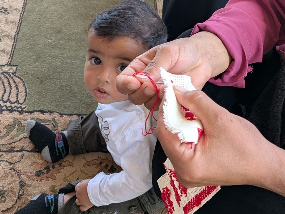 Mani che ricamano Mani che ricamano