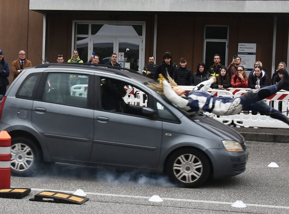 Crash test e simulazioni alla Motorizzazione di Bergamo: lezioni di sicurezza per gli studenti