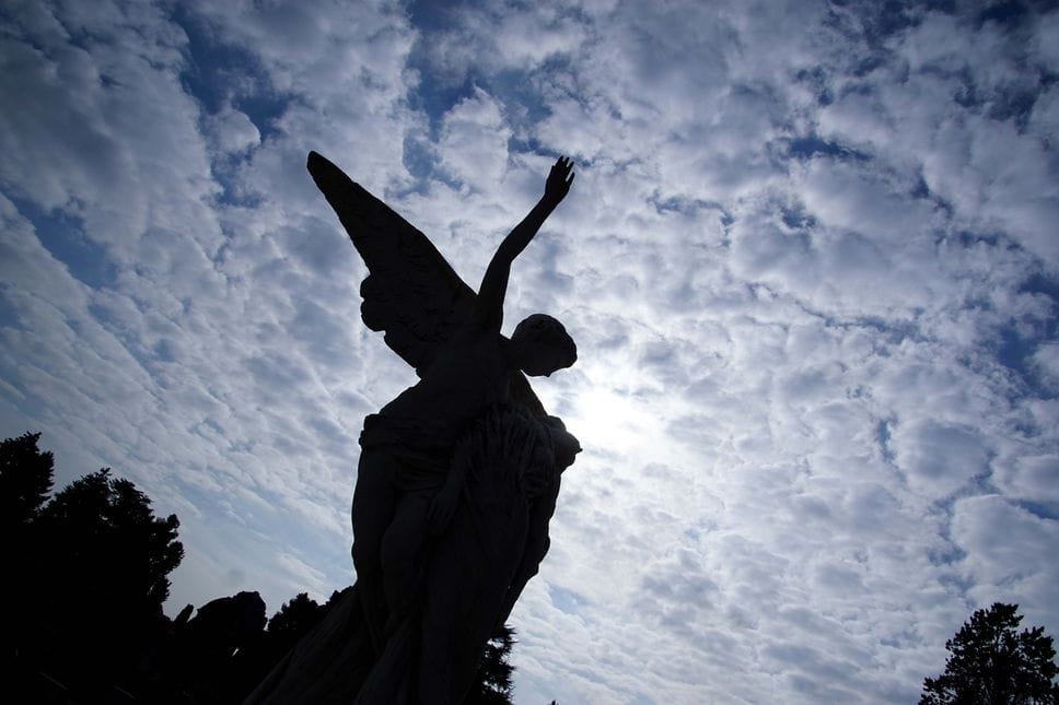 Una scultura al cimitero di Bergamo