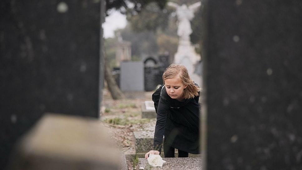 I bambini possono apprendere i gesti e le parole per affrontare un lutto
