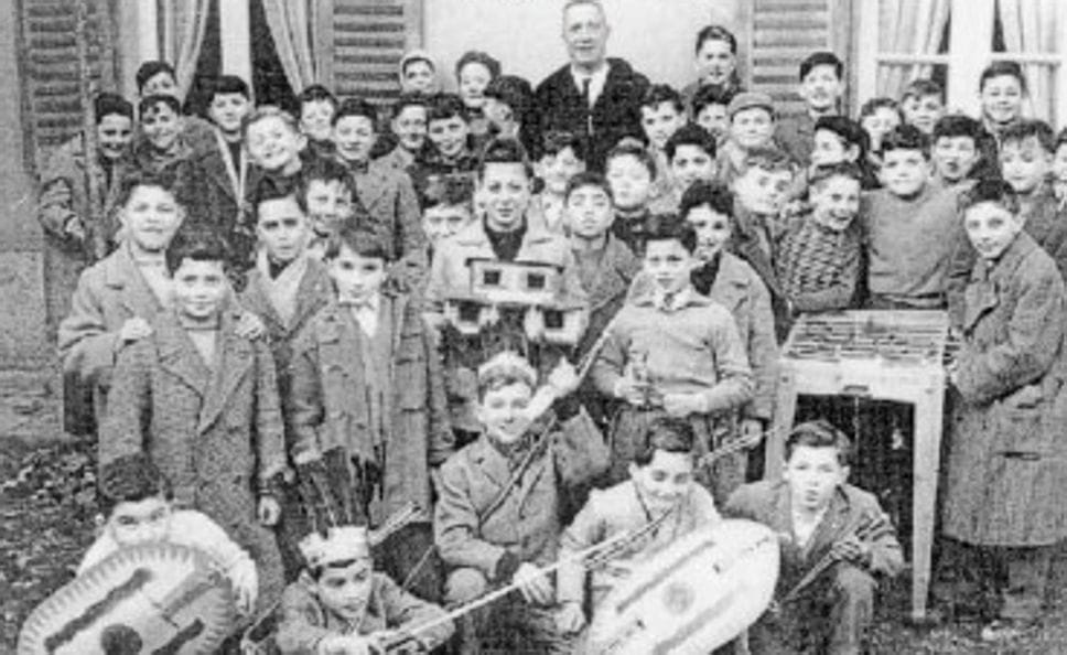 l maestro Giovanni Zanovello con la sua classe nell’Istituto dei Salesiani di Treviglio