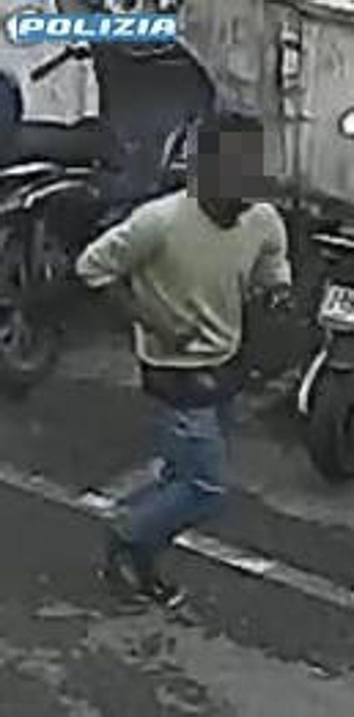 Un fotogramma della videosorveglianza che ritrae Sadate Djiram in fuga dopo l'omicidio di Mamadi Tunkara in via Tiraboschi