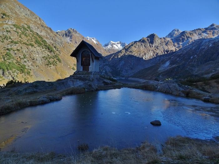 Il piccolo laghetto nei pressi della cappella Albini al rifugio Curò Il piccolo laghetto nei pressi della cappella Albini al rifugio Curò