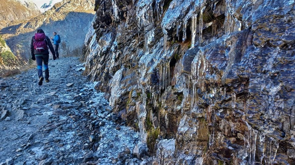 Candele di ghiaccio poco oltre il rifugio Curò Candele di ghiaccio poco oltre il rifugio Curò