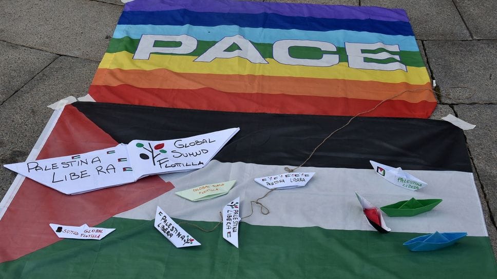 Bandiere della pace e della Palestina davanti al Comune di Bergamo
