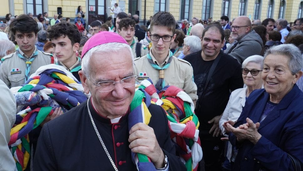 Il Vescovo di Bergamo, monsignor Francesco Beschi con la «treccia della speranza»