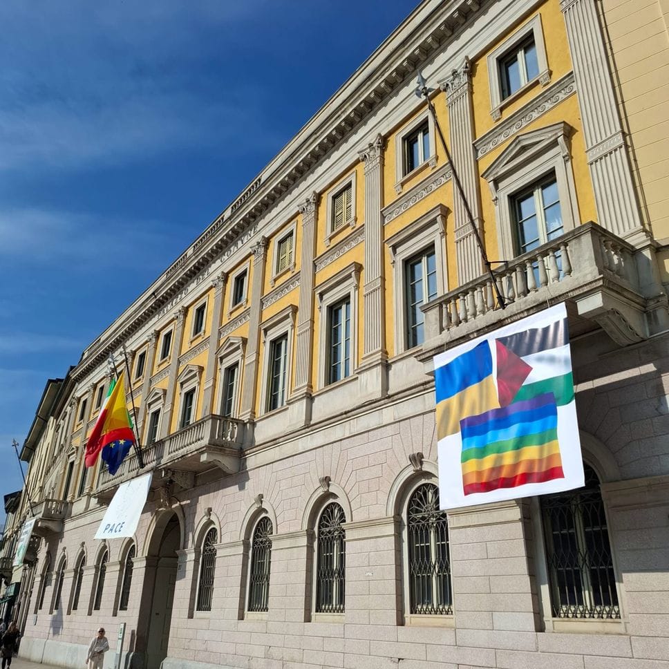 La bandiera della pace a Palazzo Frizzoni