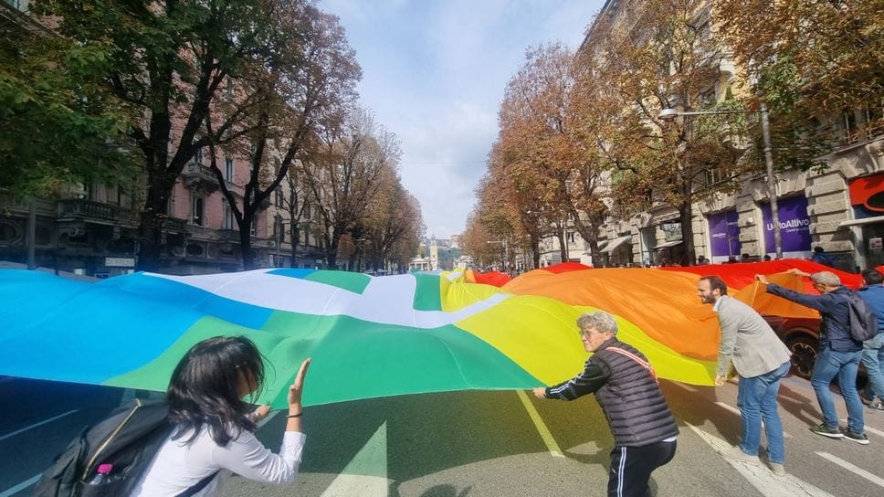 La bandiera della pace lungo viale Papa Giovanni XXIII a Bergamo