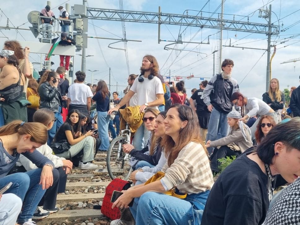 Occupati i binari della stazione dei treni a Bergamo