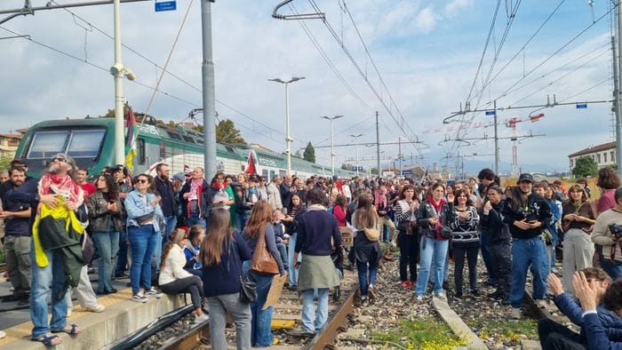 In piazza per la Flotilla e Gaza, migliaia in corteo. Occupati i binari della stazione, lunga bandiera della pace in via Papa Giovanni   Foto e video