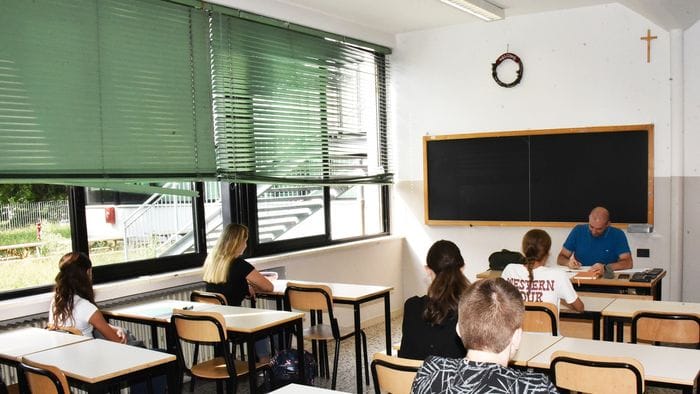 https://storage.ecodibergamo.it/media/photologue/2025/10/3/photos/cache/scuole-superiori-a-bergamo-tra-8-anni-3mila-iscritti-in-meno-al-primo-anno_553068a4-a07b-11f0-85d5-8e765c89b52c_1920_1080_v3_large_16_9.jpg