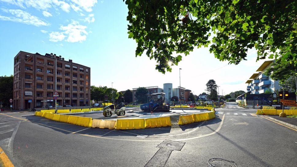 La rotatoria tra via Moroni, via Promessi Sposi e via Tiepolo. Per il cantiere delle e-brt, il bus elettrico che collegherà Bergamo a Dalmine asfaltature notturne previste in via Moroni dal 30 ottobre al 7 novembre La rotatoria tra via Moroni, via Promessi Sposi e via Tiepolo. Per il cantiere delle e-brt, il bus elettrico che collegherà Bergamo a Dalmine asfaltature notturne previste in via Moroni dal 30 ottobre al 7 novembre