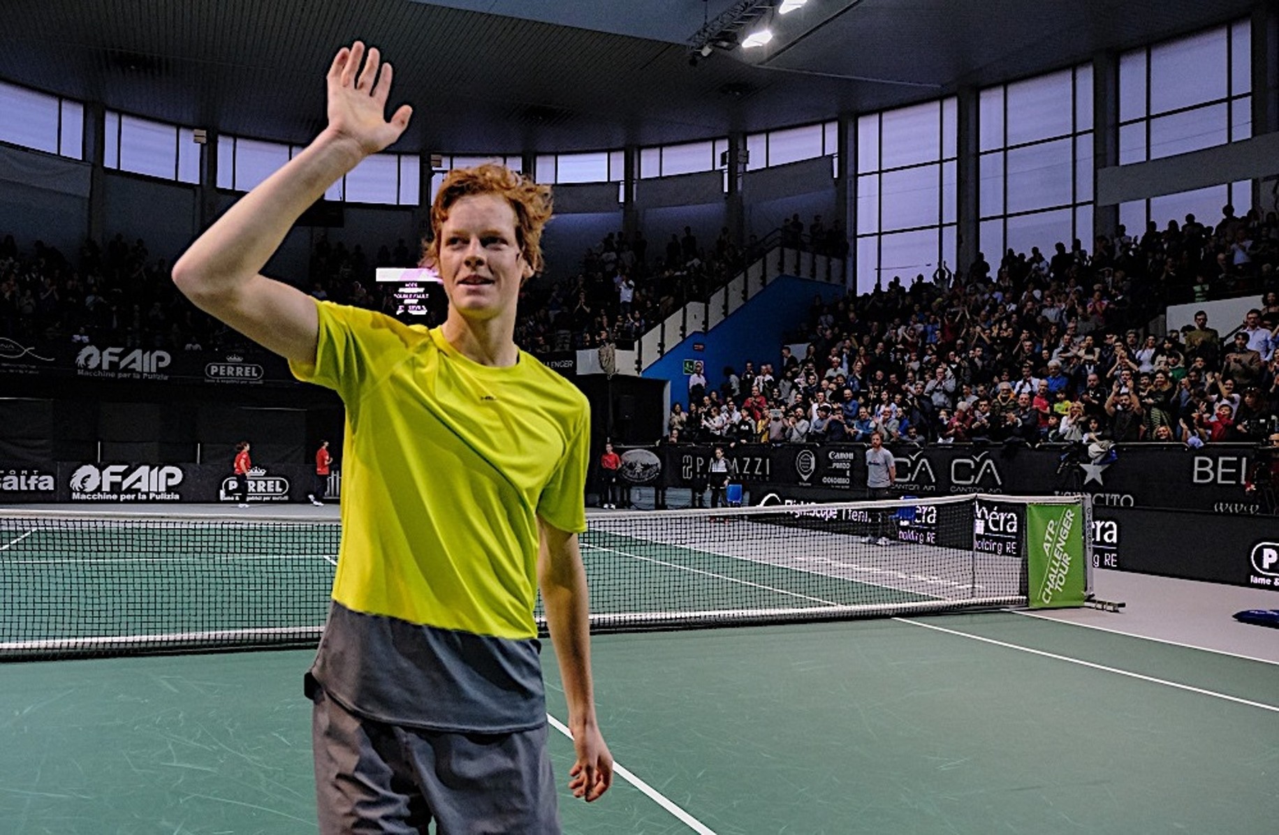Jannik Sinner saluta il pubblico di Bergamo dopo la finale vinta