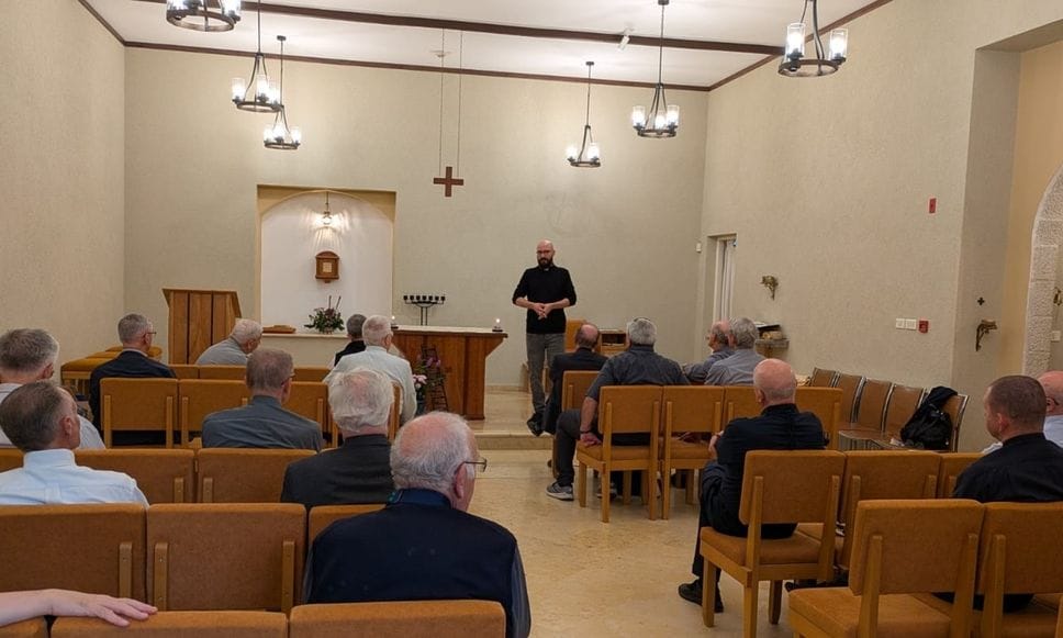 L’incontro con don Benedetto Dibitonto nella chiesa di San Giacomo L’incontro con don Benedetto Dibitonto nella chiesa di San Giacomo