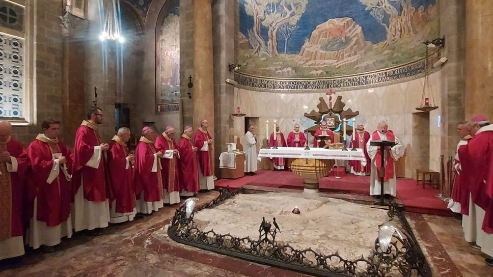 La Messa celebrata nella Basilica dell’Agonia (detta anche Chiesa delle Nazioni) al Getsemani La Messa celebrata nella Basilica dell’Agonia (detta anche Chiesa delle Nazioni) al Getsemani