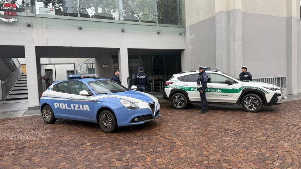Le auto di Polizia di Stato e Locale davanti alla gelateria Ippococcolo in piazza Garibaldi a Treviglio, chiusa per cinque giorni dopo diverse segnalazioni di disturbo della quiete pubblica Le auto di Polizia di Stato e Locale davanti alla gelateria Ippococcolo in piazza Garibaldi a Treviglio, chiusa per cinque giorni dopo diverse segnalazioni di disturbo della quiete pubblica