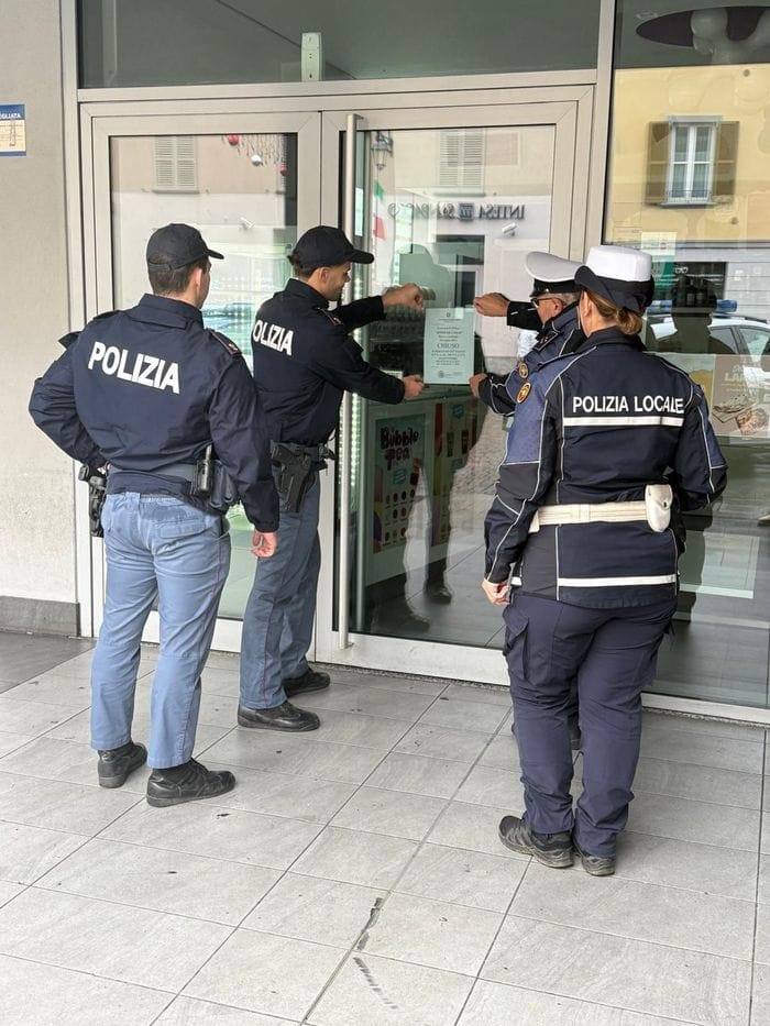L’apposizione dell’ordinanza di chiusura sulla gelateria Ippococcolo di piazza Garibaldi a Treviglio L’apposizione dell’ordinanza di chiusura sulla gelateria Ippococcolo di piazza Garibaldi a Treviglio