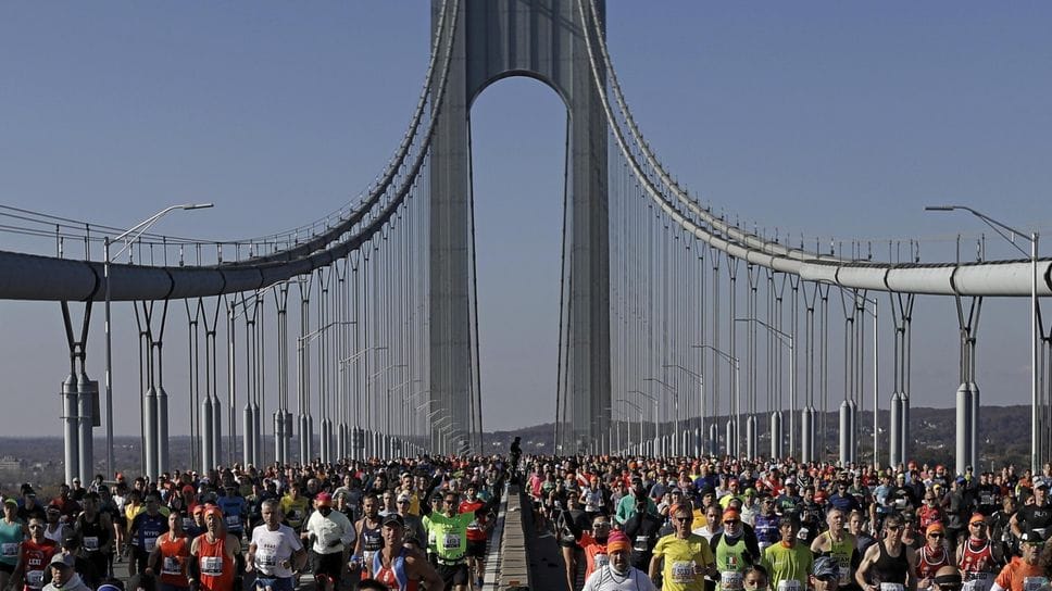 Il passaggio sul ponte di Verrazzano subito dopo la partenza Il passaggio sul ponte di Verrazzano subito dopo la partenza