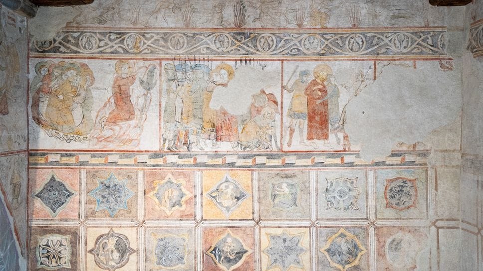 Gli antichi affreschi restaurati dell’Aula Picta, l’antica sala delle udienze del Vescovo Gli antichi affreschi restaurati dell’Aula Picta, l’antica sala delle udienze del Vescovo