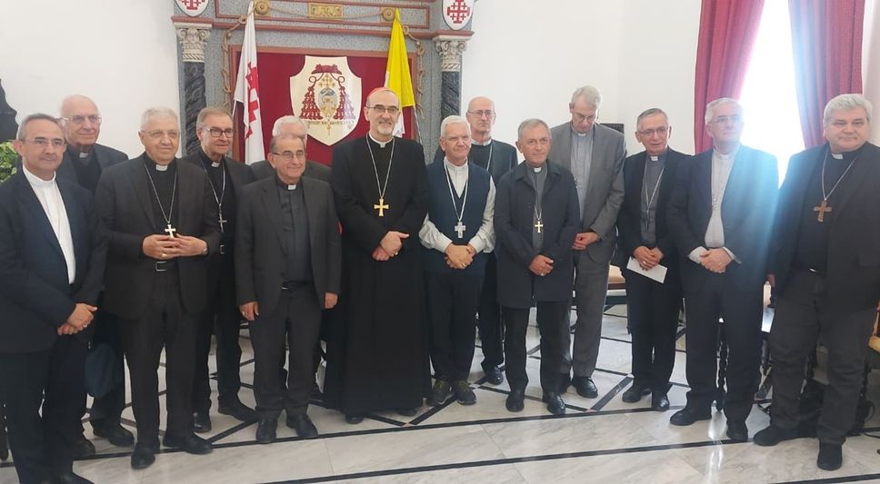 Il Patriarca di Gerusalemme dei Latini, Cardinale Pierbattista Pizzaballa, tra i Vescovi lombardi. Alla sua destra monsignor Francesco Beschi