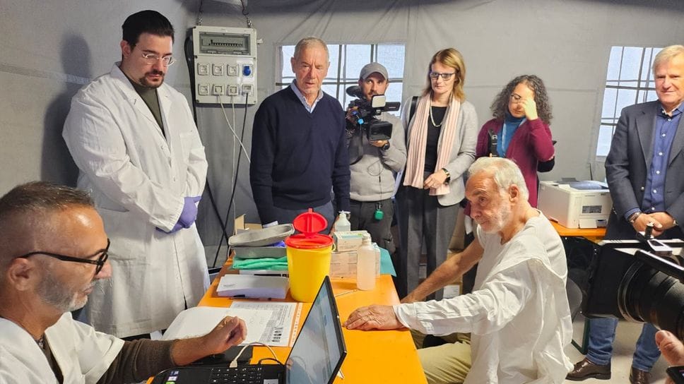Giuseppe Remuzzi, direttore dell’Istituto Mario Negri si vaccina alla Fiera Campionaria alla presenza dell’assessore al Welfare di Regione Lombardia, Giuseppe Remuzzi Giuseppe Remuzzi, direttore dell’Istituto Mario Negri si vaccina alla Fiera Campionaria alla presenza dell’assessore al Welfare di Regione Lombardia, Giuseppe Remuzzi