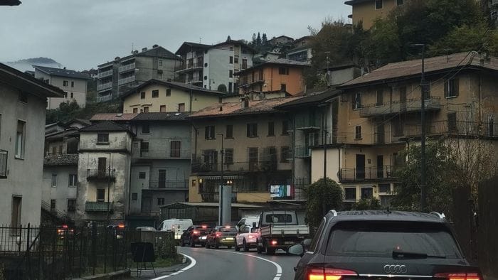 https://storage.ecodibergamo.it/media/photologue/2025/10/31/photos/cache/val-seriana-lunghe-code-da-ponte-nossa-schianto-in-moto-a-casnigo-grave-un-25_ac331e6e-b622-11f0-ba91-fcc014704041_1920_1080_v3_large_16_9.jpeg