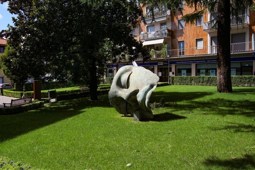 L’«Osiride Addormentato» di Mitoraj svetta nel centro di Osio Sotto