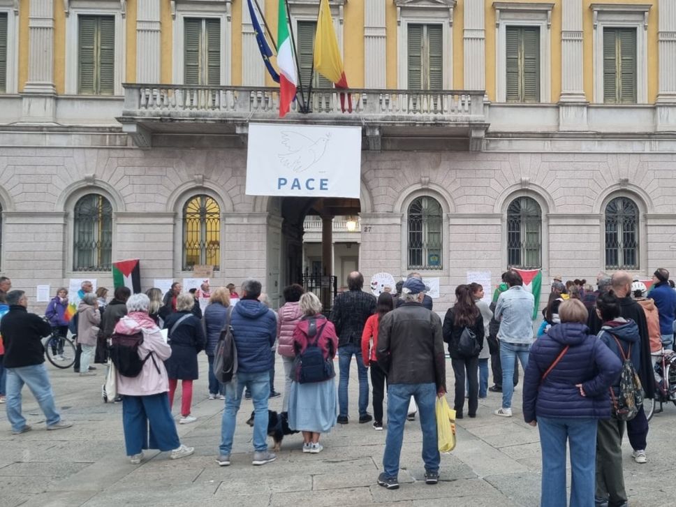 Il presidio permanente davanti a PalaFrizzoni in sostegno della Flotilla e contro il genocidio