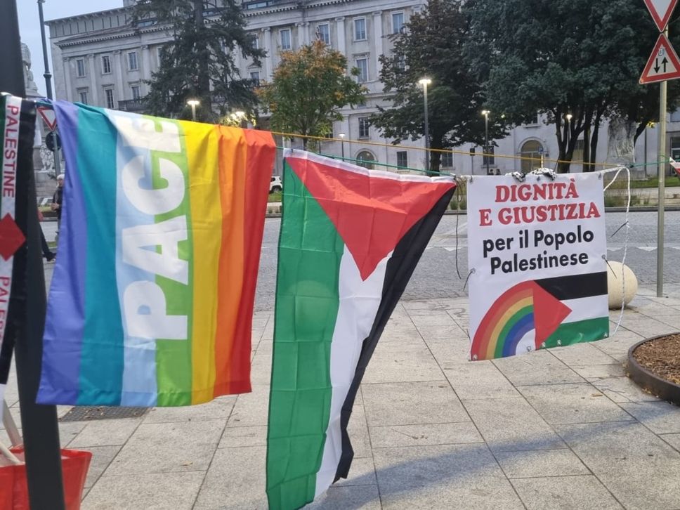 Il presidio permanente davanti a PalaFrizzoni in sostegno della Flotilla e contro il genocidio