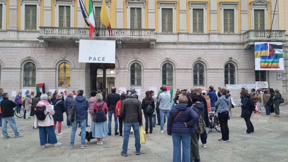Il presidio permanente davanti a PalaFrizzoni in sostegno della Flotilla e contro il genocidio. Nella serata di sabato 4 ottobre un centinaio di persone con lo slogan «Dario è figlio di tutti noi» Il presidio permanente davanti a PalaFrizzoni in sostegno della Flotilla e contro il genocidio. Nella serata di sabato 4 ottobre un centinaio di persone con lo slogan «Dario è figlio di tutti noi»